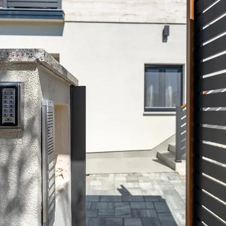 Jonathan Biograd Na Moru