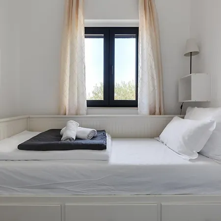 Jonathan Biograd Na Moru