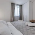 Jonathan Apartment