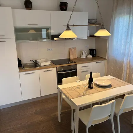 Jonathan Apartment