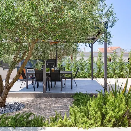 Jonathan Apartment *