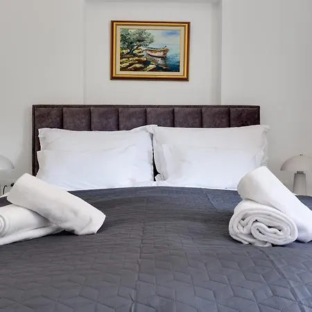 Jonathan Apartment *